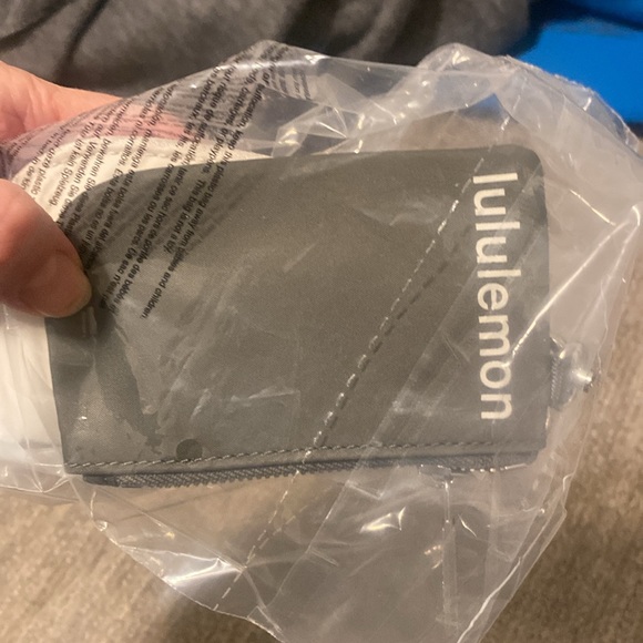 LULULEMON GREY SAGE/WHITE OPAL DUAL POUCH WRISTLET - Picture 8 of 9